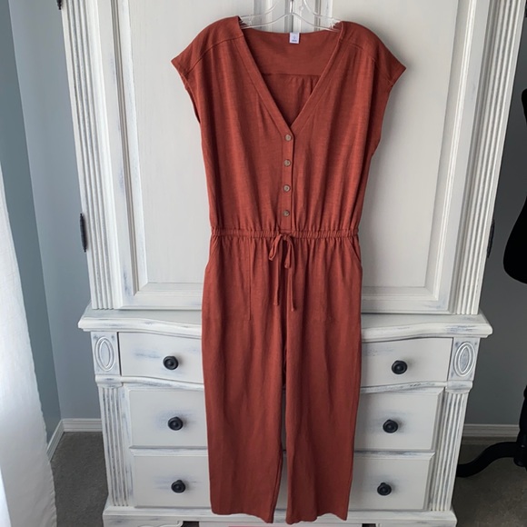 Old Navy Pants - NWOT Old Navy rust coloured cropped length jumpsuit.